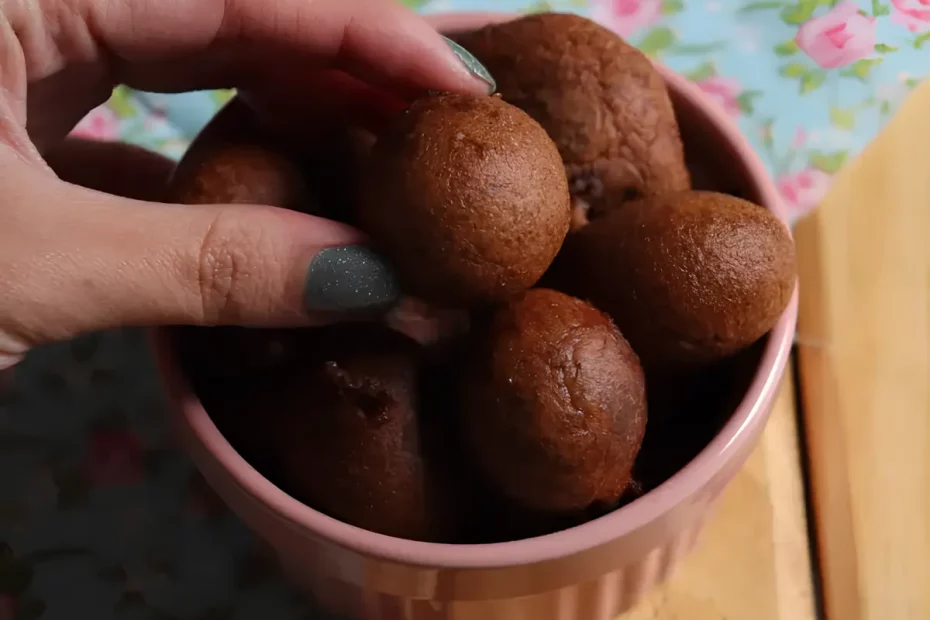 Uma tigela com bolinhos de chuva de chocolate