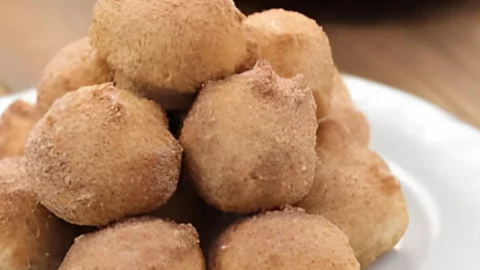 Um prato com bolinhos de chuva feitos na airfryer.