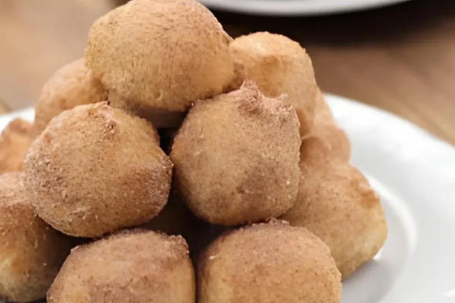 Um prato com bolinhos de chuva feitos na airfryer