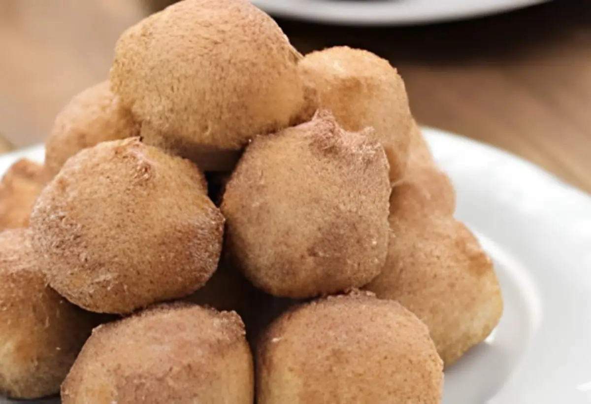 Um prato com bolinhos de chuva feitos na airfryer