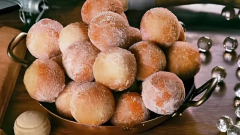 uma tigela de bolinhos de chuva feitos sem leite e ovo.