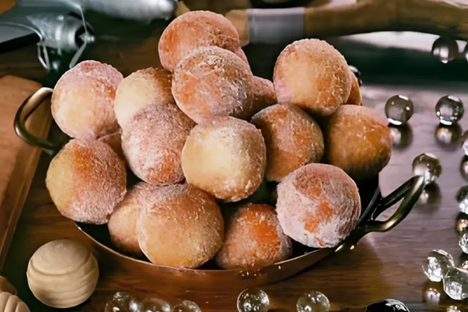 Uma tigela com bolinhos de chuva feito sem ovos e sem leite .