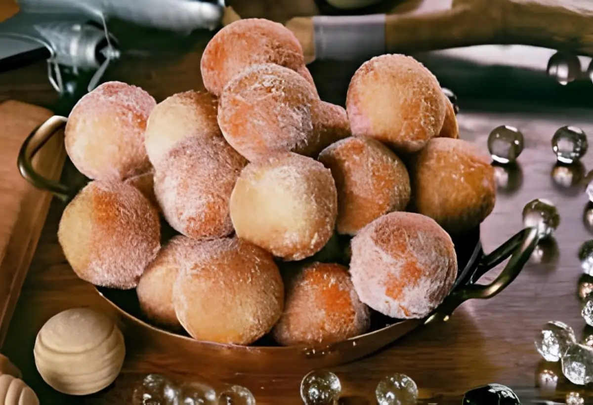 Uma tigela com bolinhos de chuva feito sem ovos e sem leite .