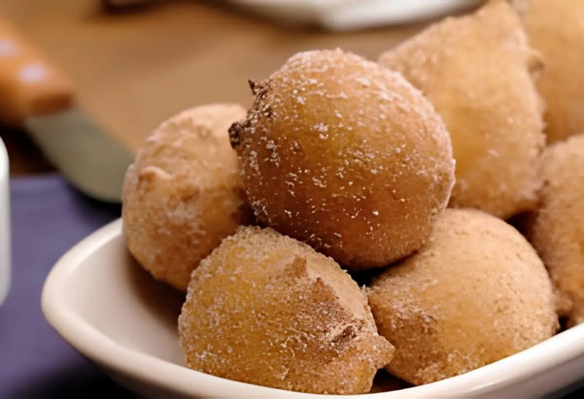 uma tigela com bolinho de chuva simples.