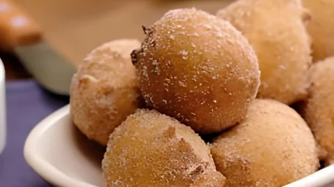 Uma tigela com bolinhos de chuva.