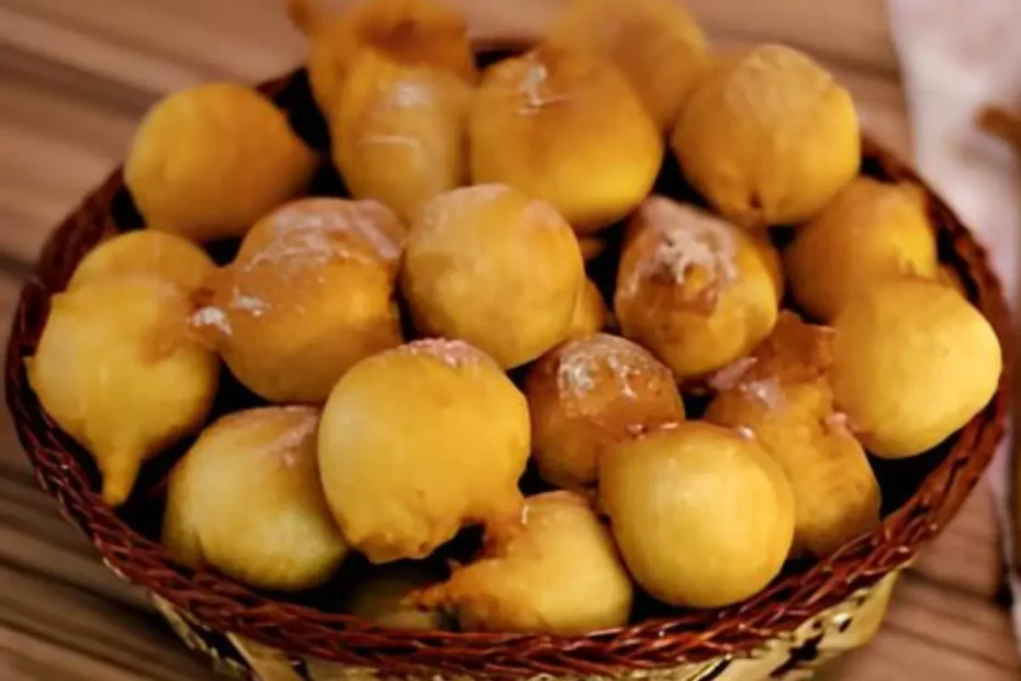 Cestinho com bolinhos de chuva tradicionais em uma mesa.