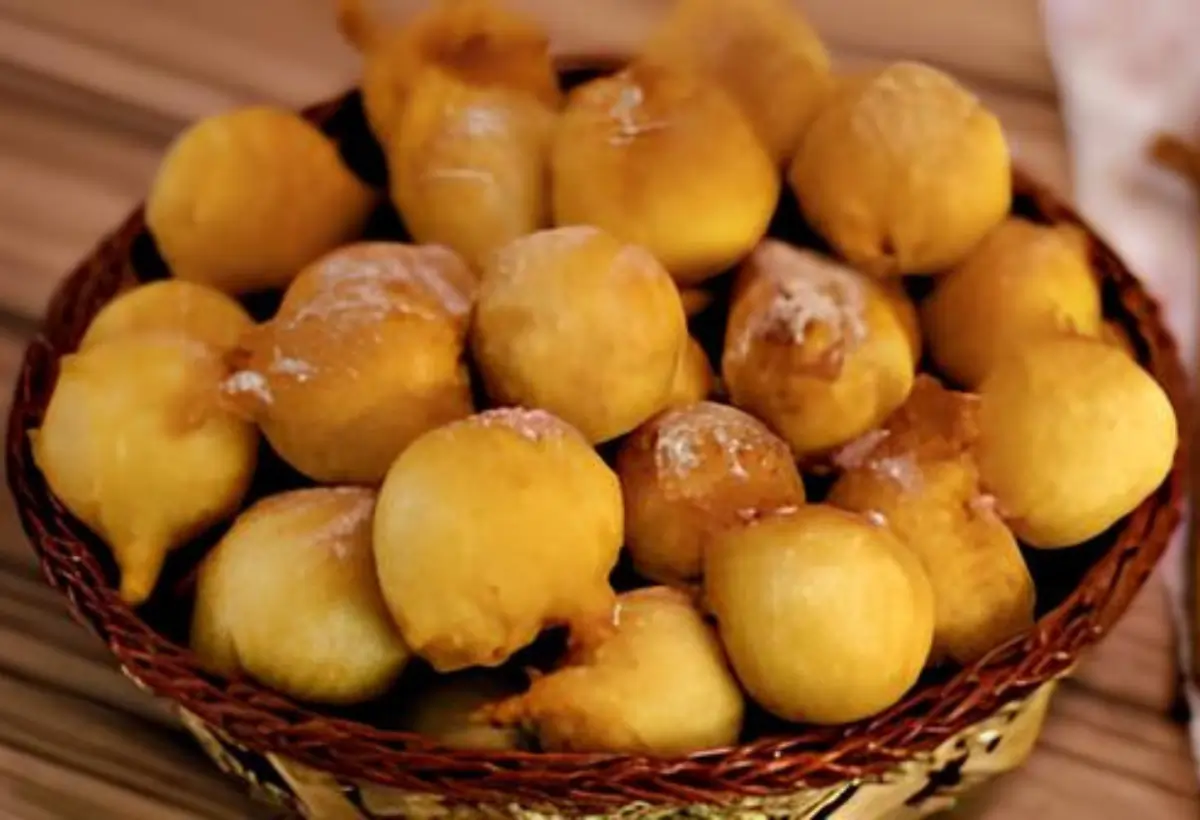 Cestinho com bolinhos de chuva tradicionais em uma mesa.