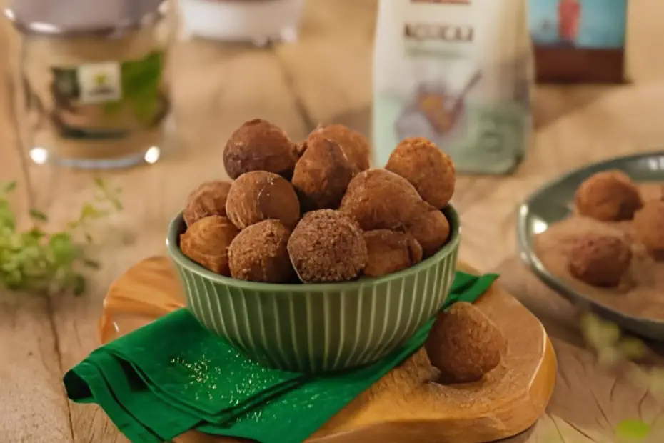 Uma mesa preparada com bolinhos de chuva vegano.