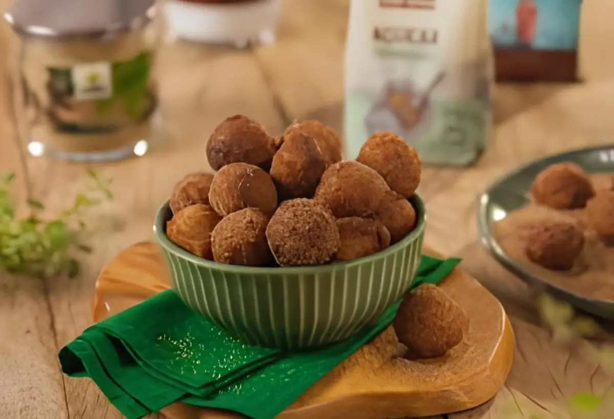 Uma mesa preparada com bolinhos de chuva vegano.