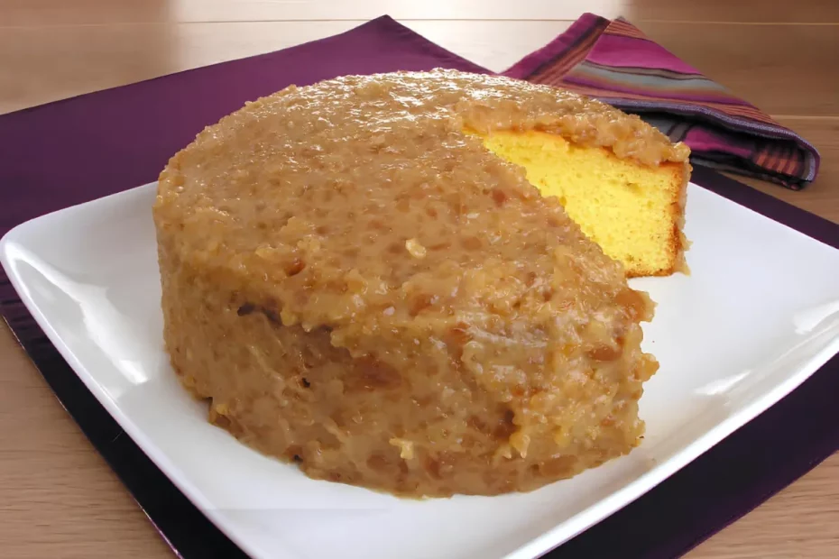 Um prato com bolo de fubá com amendoim