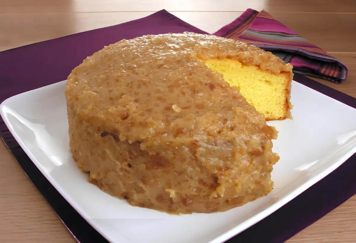 Um prato com bolo de fubá com amendoim