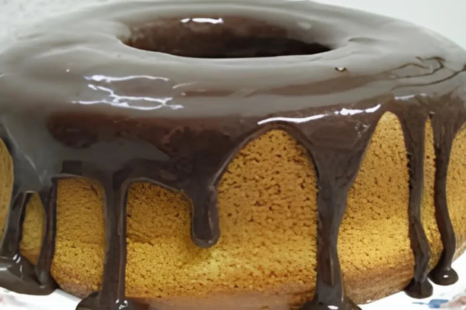 bolo de fubá com calda de chocolate.