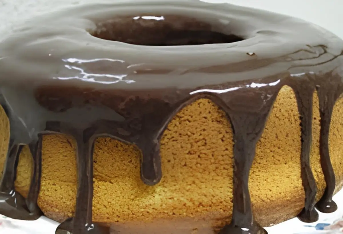 bolo de fubá com calda de chocolate.