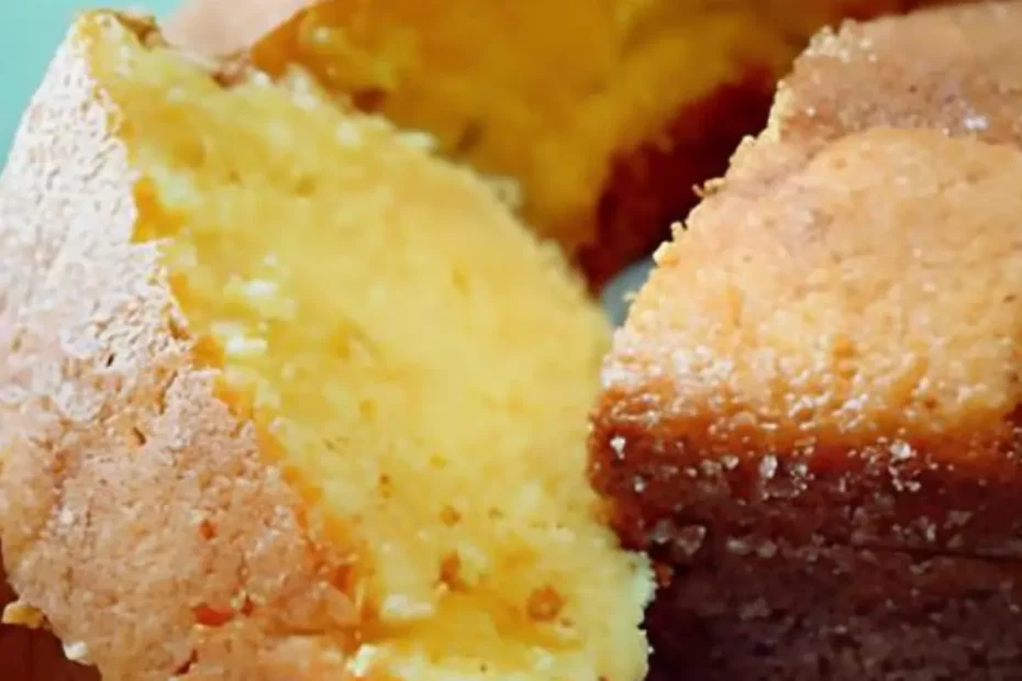 Pedaços de bolo de fubá com nata.