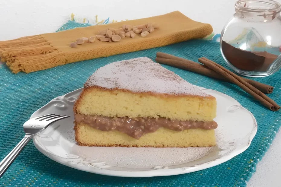 Um prato com bolo de fubá com recheio de pé de moleque.