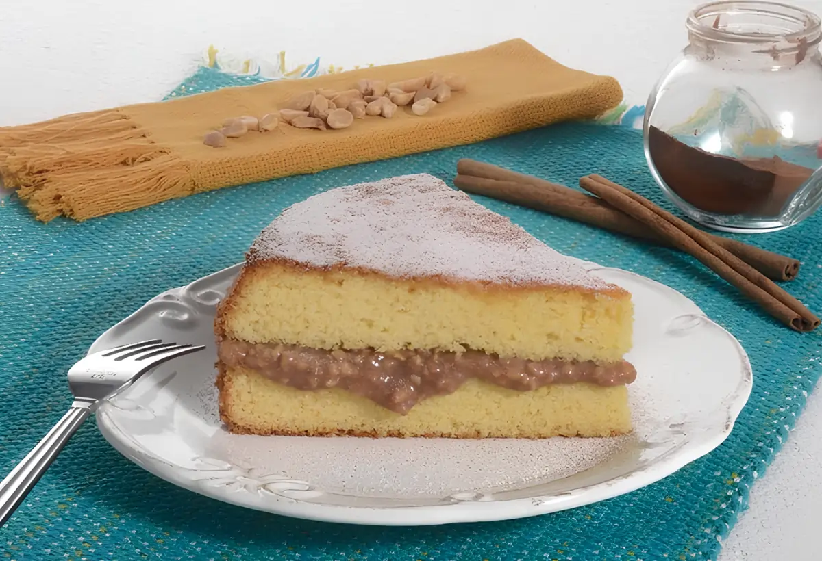 Um prato com bolo de fubá com recheio de pé de moleque.