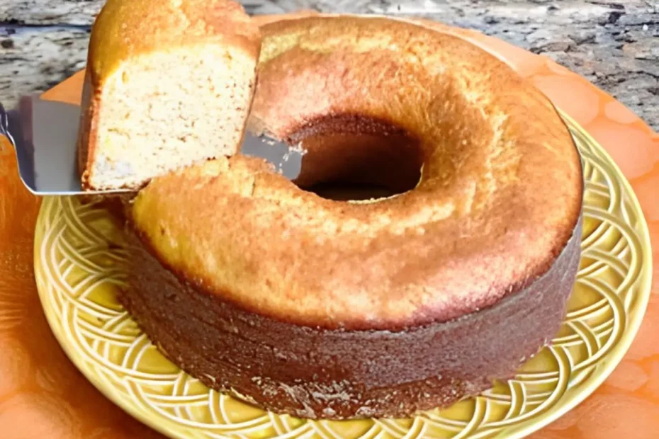 Um prato com bolo de fubá com polvilho doce