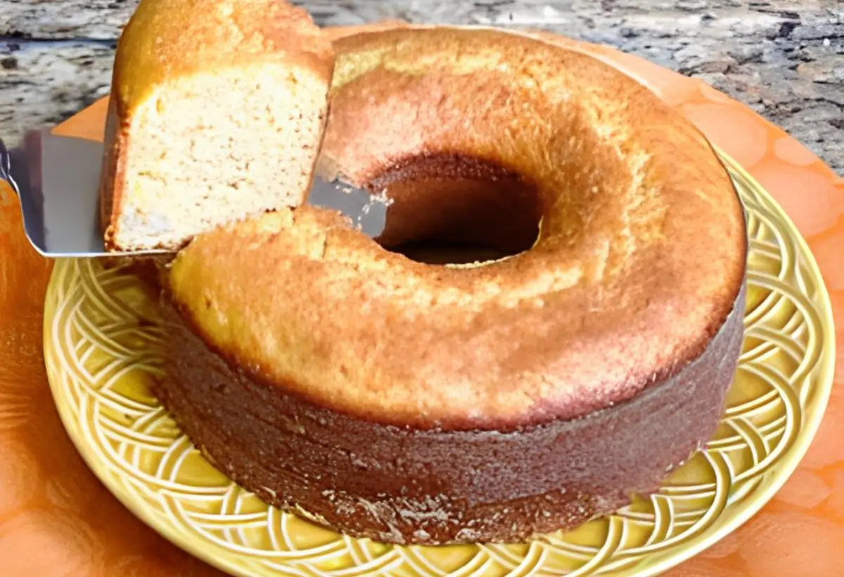 Um prato com bolo de fubá com polvilho doce