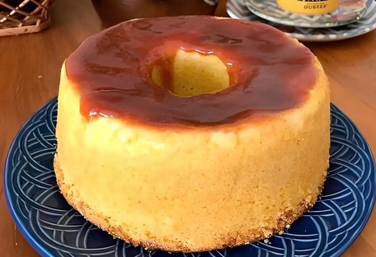 Um prato com bolo de fubá com requeijão.