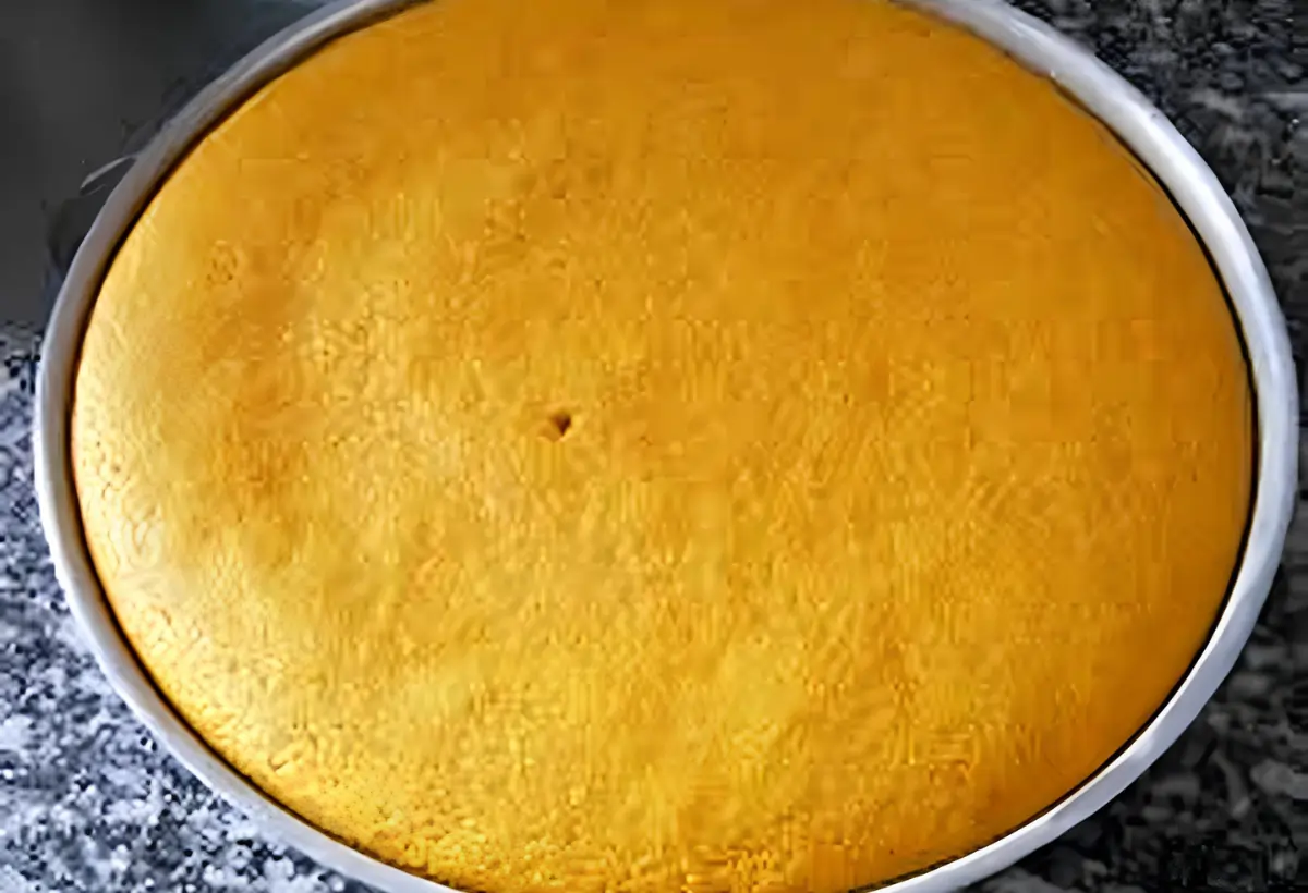 Uma forma de bolo de fubá feito sem fermento.