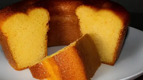 Um prato com bolo de fubá sem leite.