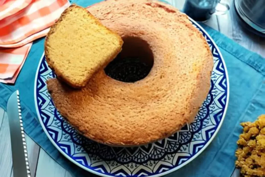 Um prato com um bolo de fubá sem trigo.