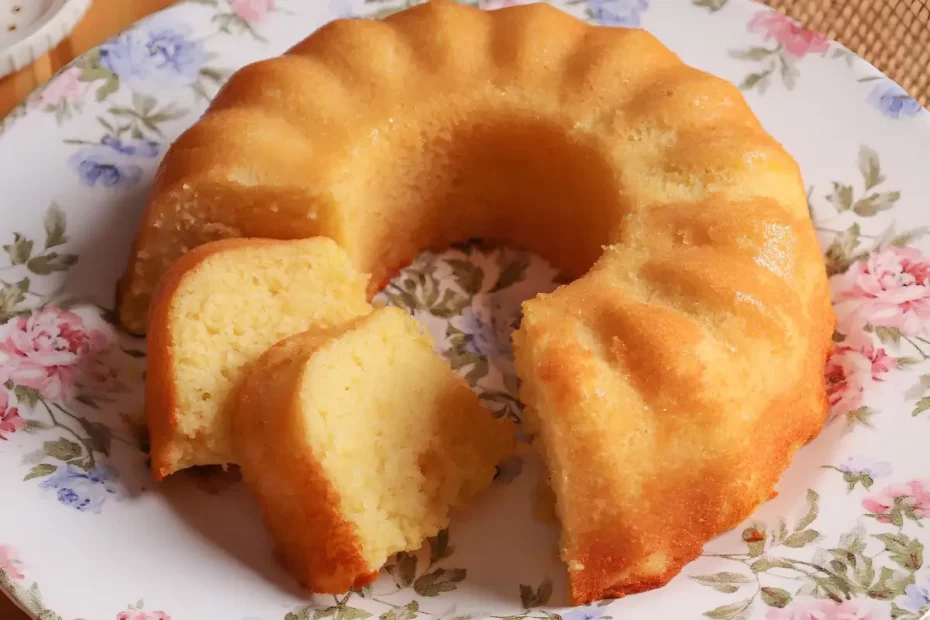 Um prato com bolo de laranja caseiro.