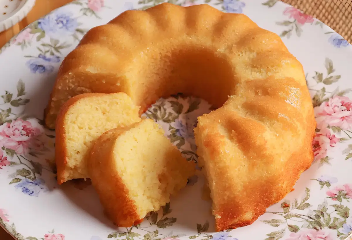 Um prato com bolo de laranja caseiro.