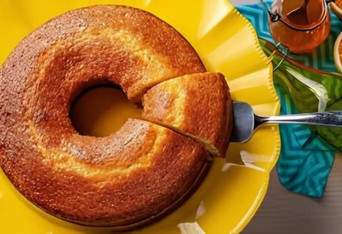 Um Prato de bolo de laranja com fubá.