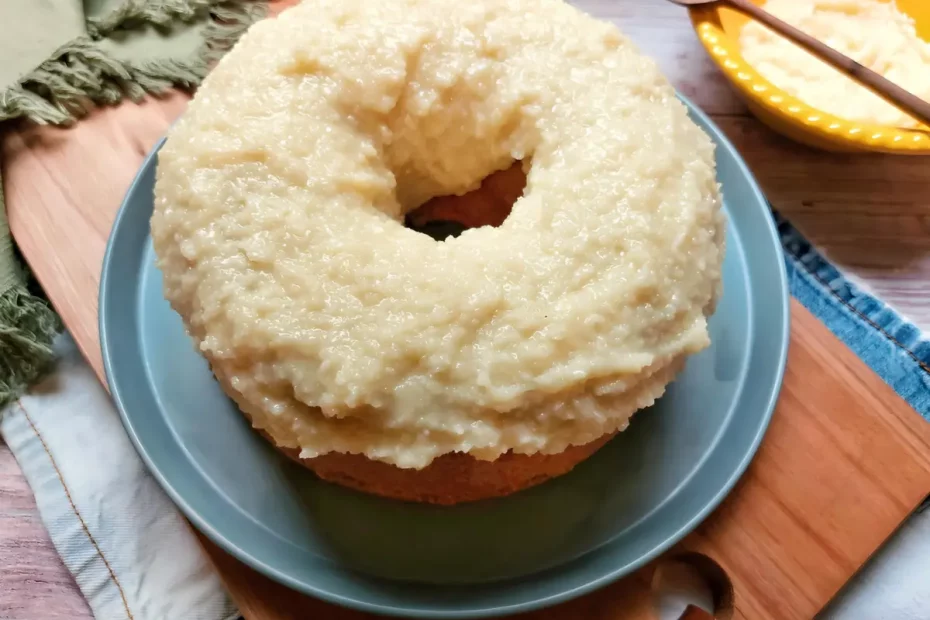 Um prato com um bolo de fubá com cobertura de bejinho.