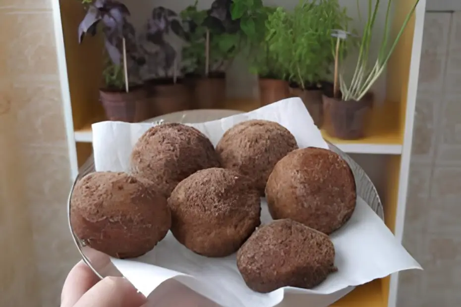 Um prato com bolinhos de chuva integrais e assados.