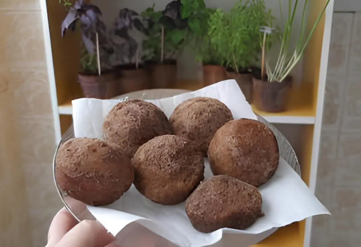 Um prato com bolinhos de chuva integrais e assados.