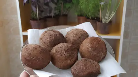 Um prato com bolinhos de chuva integral assados.