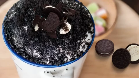 Um bolo de caneca com oreo.