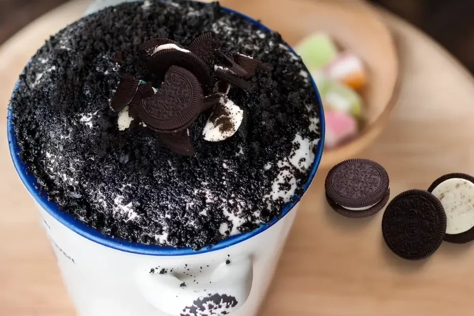 um bolo de caneca oreo