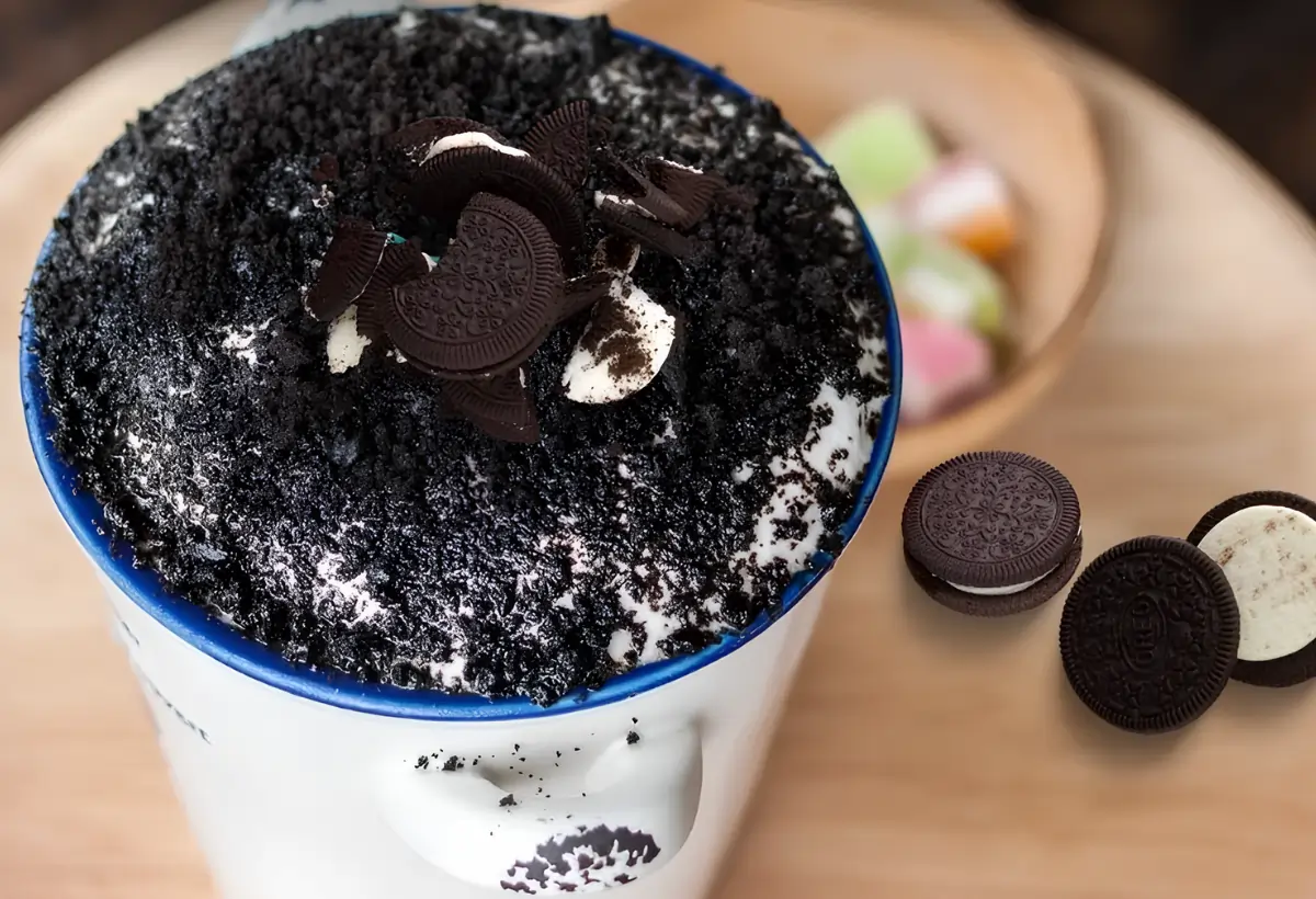 um bolo de caneca oreo