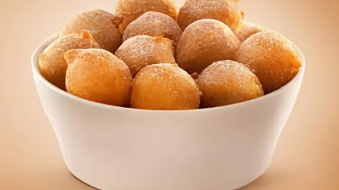 Uma tigela com bolinhos de chuva low carb.