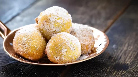 Um prato com bolinho de chuva com farinha de milho.