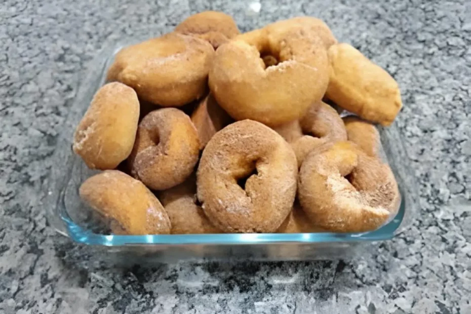 uma travessa de vidro com bolinhos de chuva rosquinha.