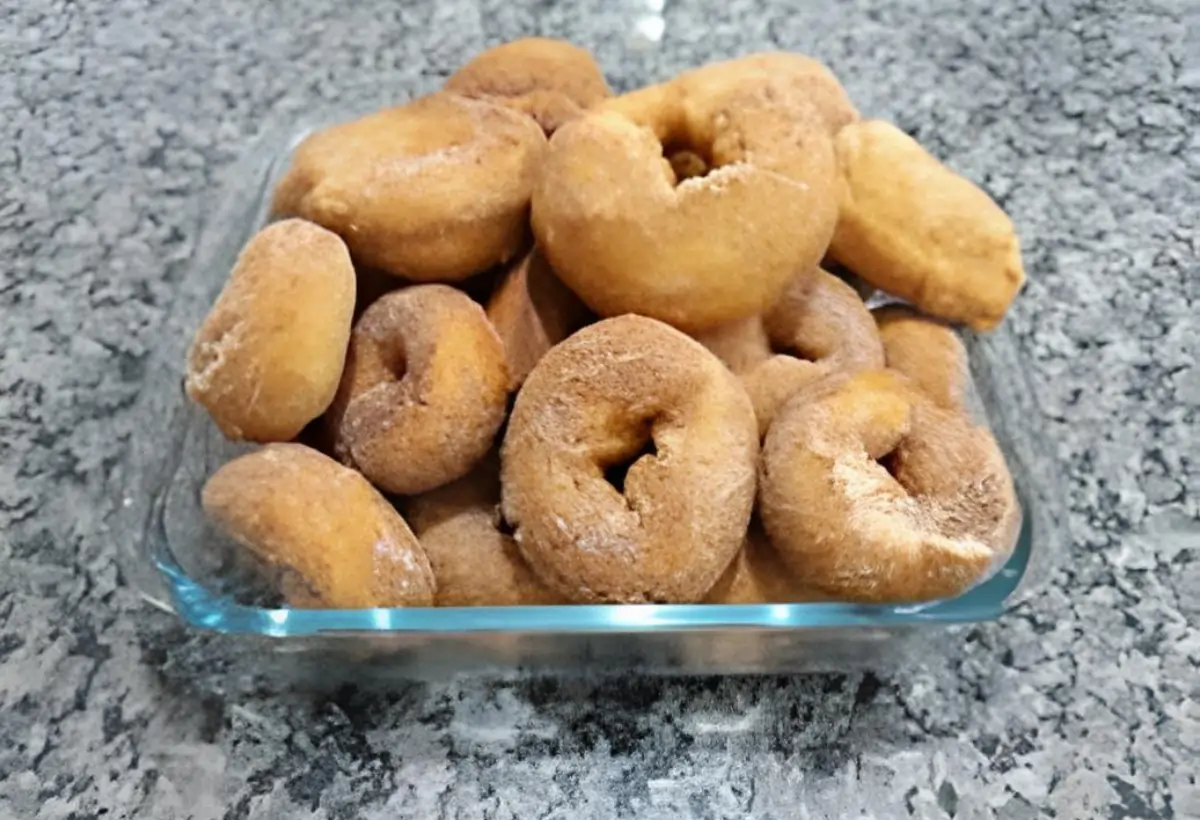 uma travessa de vidro com bolinhos de chuva rosquinha.