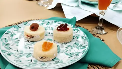 Um prato com bolinhos de chuva feitos no micro-ondas.