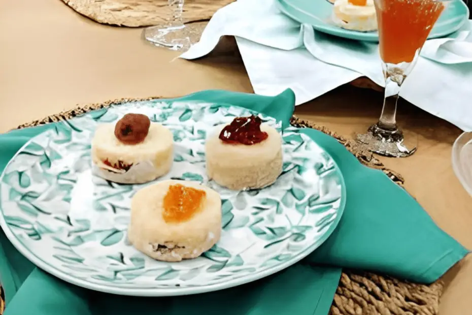 um prato com bolinho de chuva de micro-ondas.