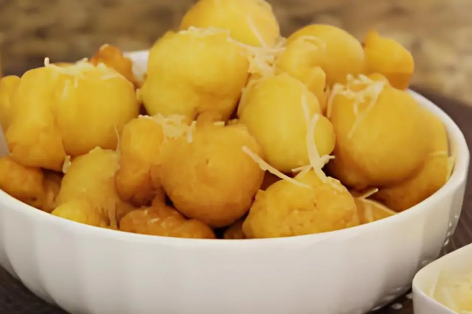 tigela com bolinhos de chuva salgados com queijo.