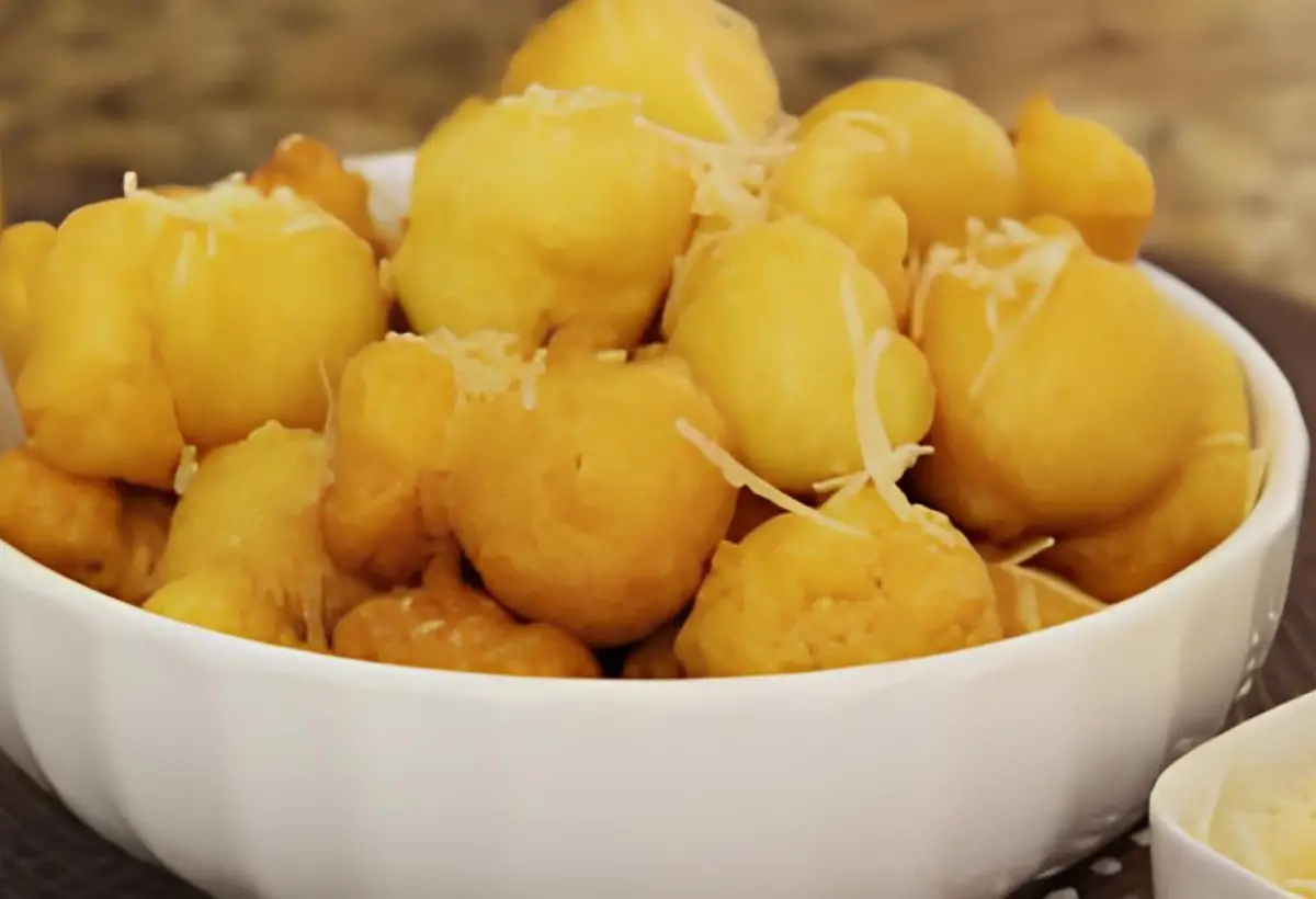 tigela com bolinhos de chuva salgados com queijo.