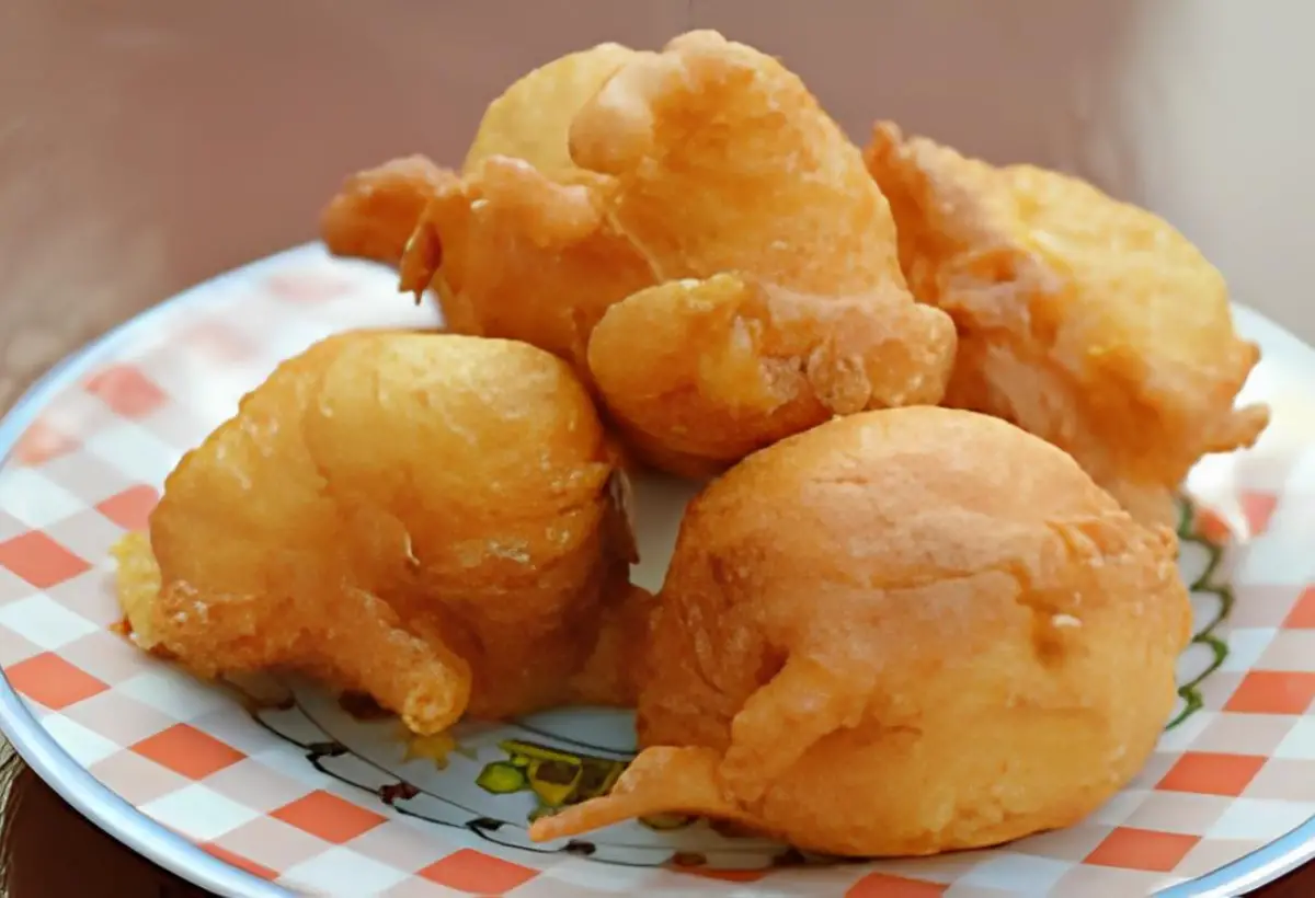 um prato com bolinho de chuva sequinho e crocante