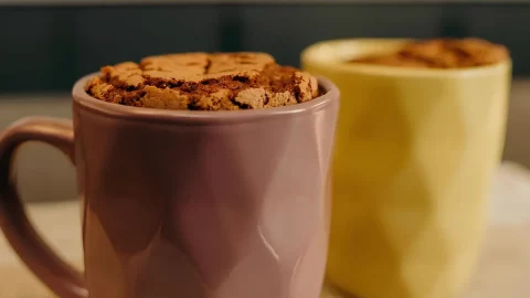 duas canecas com bolo de caneca