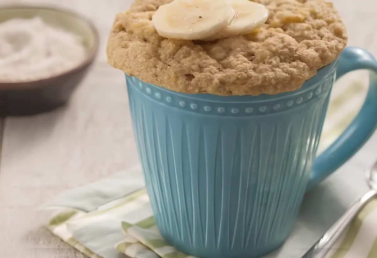 um bolo de caneca com aveia.