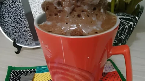 um bolo de caneca feito com massa pronta.