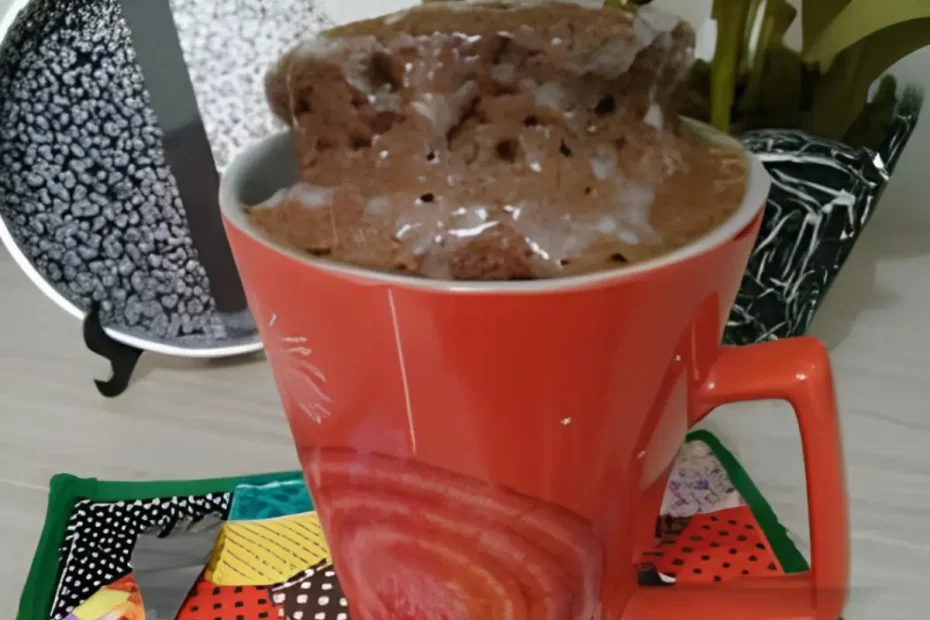 um bolo de caneca usando massa pronta,