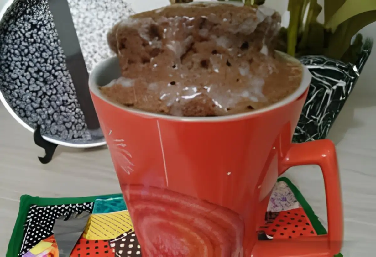 um bolo de caneca usando massa pronta,